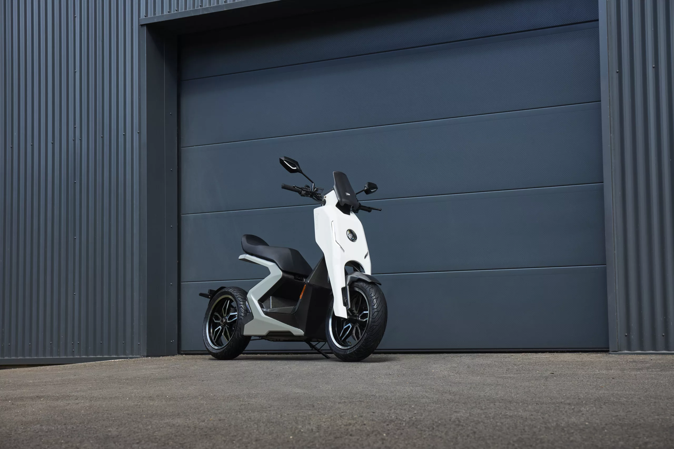 i300 Carbon Launch Edition