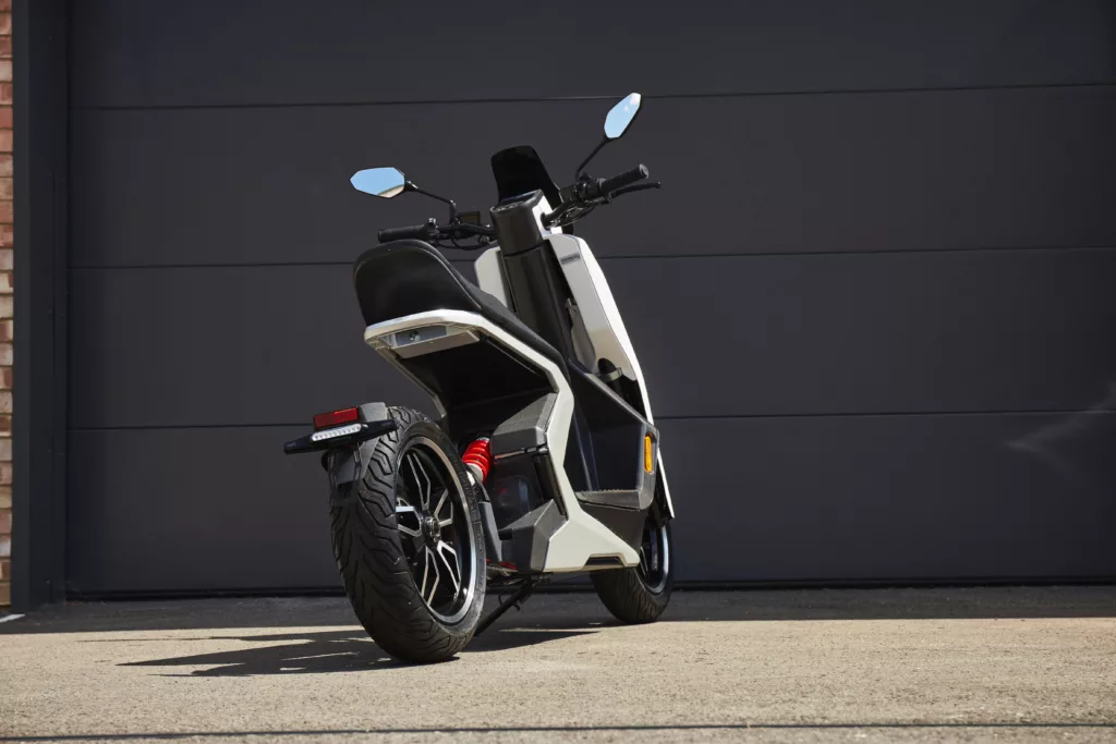 i300 Carbon Launch Edition